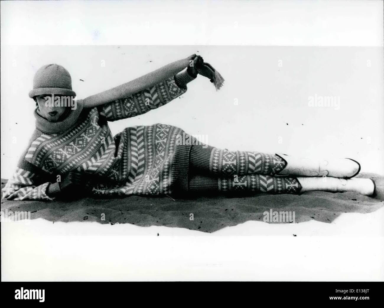 29. Februar 2012 - in Wolle abgedeckt: vom Kopf bis zur Spitze der Zehe. Was macht den Charme allerhöchsten dieses gestrickte Ensembles: Es ist alles handgemacht. Auf der Oberschenkel-lange Pullover in einem norwegischen design die bequeme Strümpfe, einen kleinen Hut und einen langen Schal. Streuner praktisch Winter-Kombination für die kommenden kalten Tage. Stockfoto