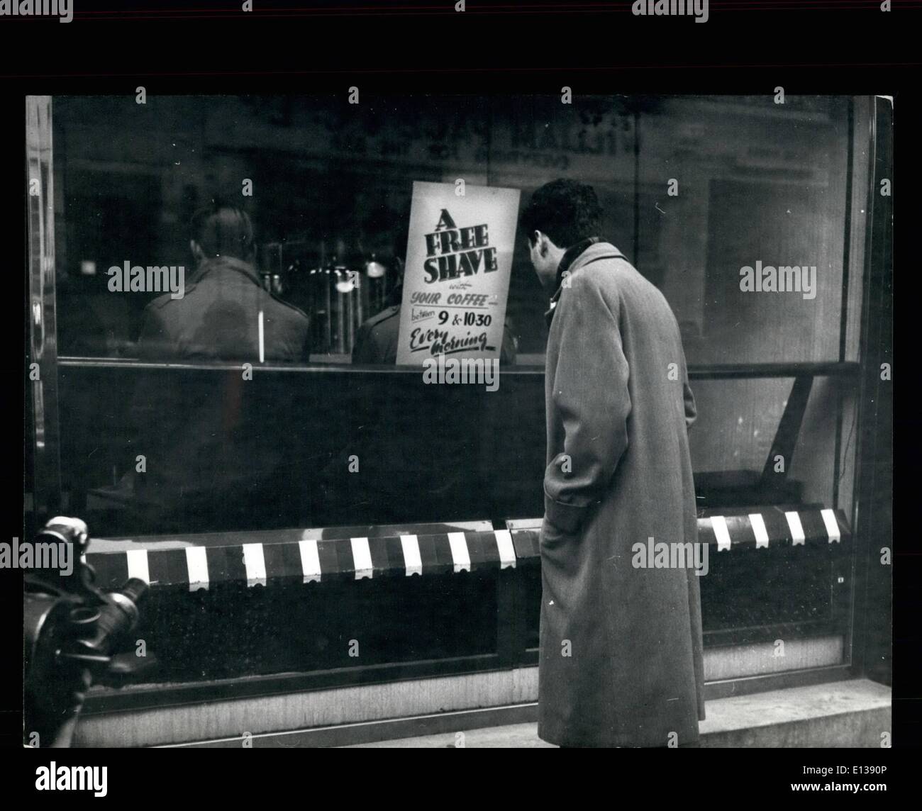 29. Februar 2012 - '' Rasieren mit Ihren Kaffee, Sir?''.: In London Soho, wo viele Männer seltsame Stunden in der Gastronomie und Unterhaltung Welten, das neue Angebot eines Cafés für eine kostenlose Rasur mit einem elektronischen Rasierer Arbeiten bald Aufmerksamkeit - und Rivalität einem benachbarten Friseur entstehen. Stockfoto