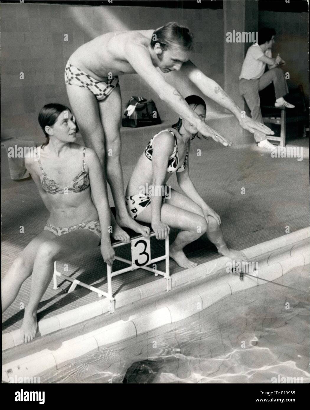 29. Februar 2012 - nimmt Ray Pert den Sprung! Zwei der Rays Fans jubeln und ermutigen Sie ihn während seiner Schwimmtraining. Hier bereitet Rap zu einem Rennen Tauchgang, den Pool an der Gloucester Leisure Centre. Stockfoto