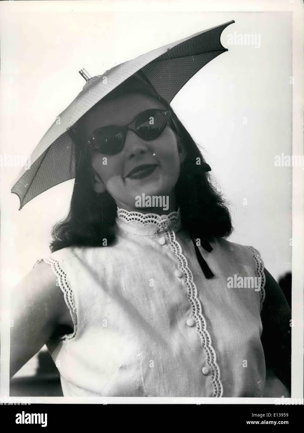 29. Februar 2012 - Dies ist eine Mütze für den lang anhaltenden Regen des Herbstes--welche Regenschirm (als Hut verwendet) ein Schweizer Unternehmen zeigen nun auf die Stockfoto