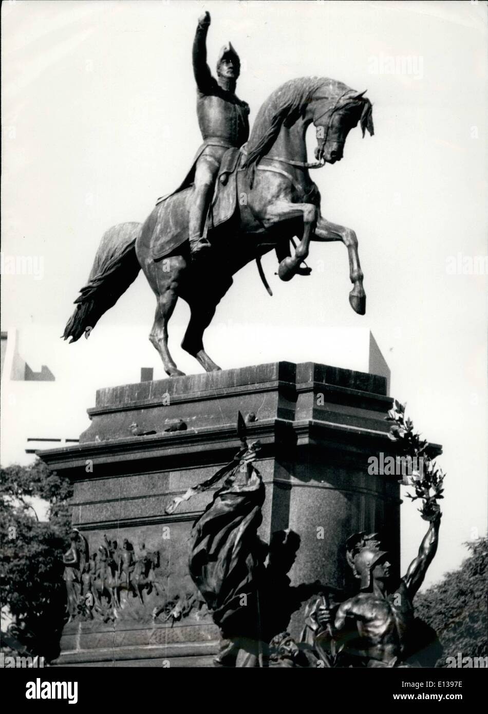 29. Februar 2012 - Statue von Jose de San Martin Buenos Aires. Argentinien das Relief auf der Seite das Denkmal zeigt San Martin führenden Hjis must Armee über die 4ndes. Stockfoto