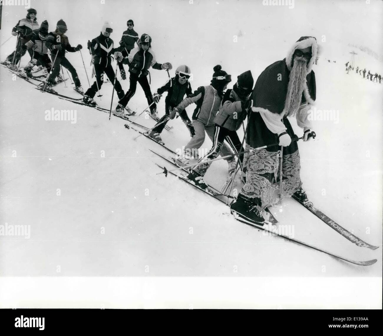 29. Februar 2012 - Santa Claus lehrt Skifahren: Seine großen Spaß für die Kinder in die Skischule Lucarne-sie bekam ihren ersten Skikurs vom Weihnachtsmann persönlich. Stockfoto