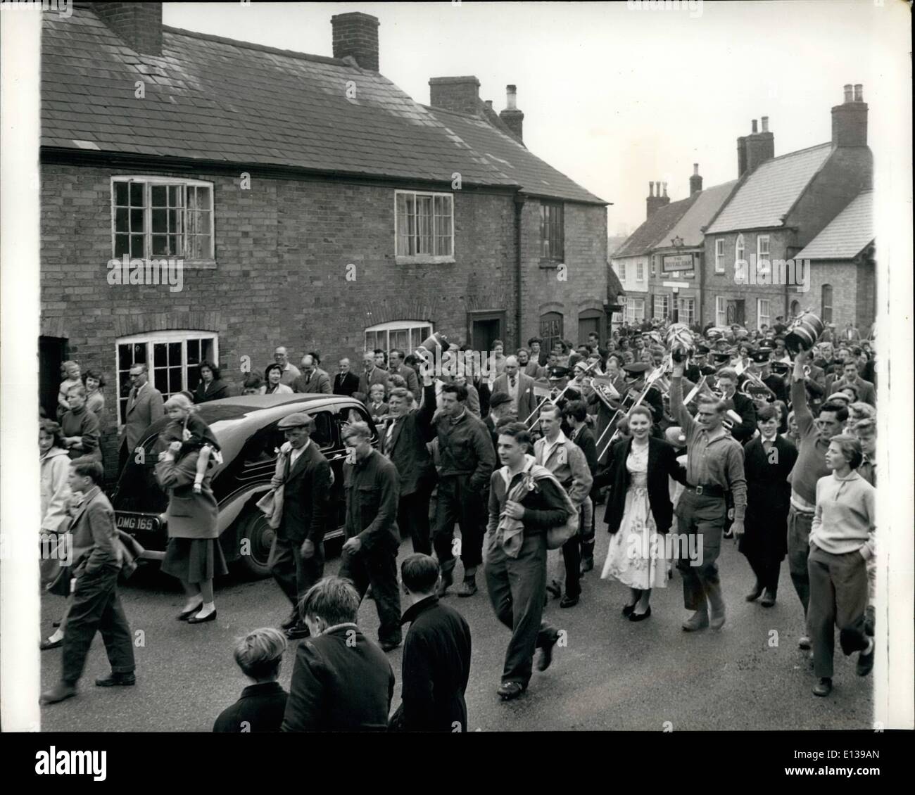 29. Februar 2012 - folgen die ganze Dörfer und viele Besucher der Männer, die die drei Fässer zu Beginn des Kampfes tragen. Die Band folgt, Hinzufügen der Din tragen die Flaschen 1-R Eric (Stoßstange) Gent, eine Eisenbahn-Fahrer: Mark Stempel (Bauernhof Vorarbeiter) Dennis Killbourne, ein Landarbeiter. Stockfoto