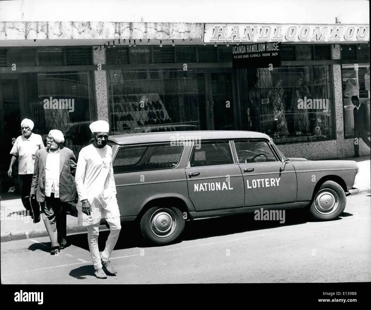 29. Februar 2012 - Lauffläche Kampala paar verbliebenen Asiaten misstrauisch durch die Straßen von Closed Shops. Stockfoto