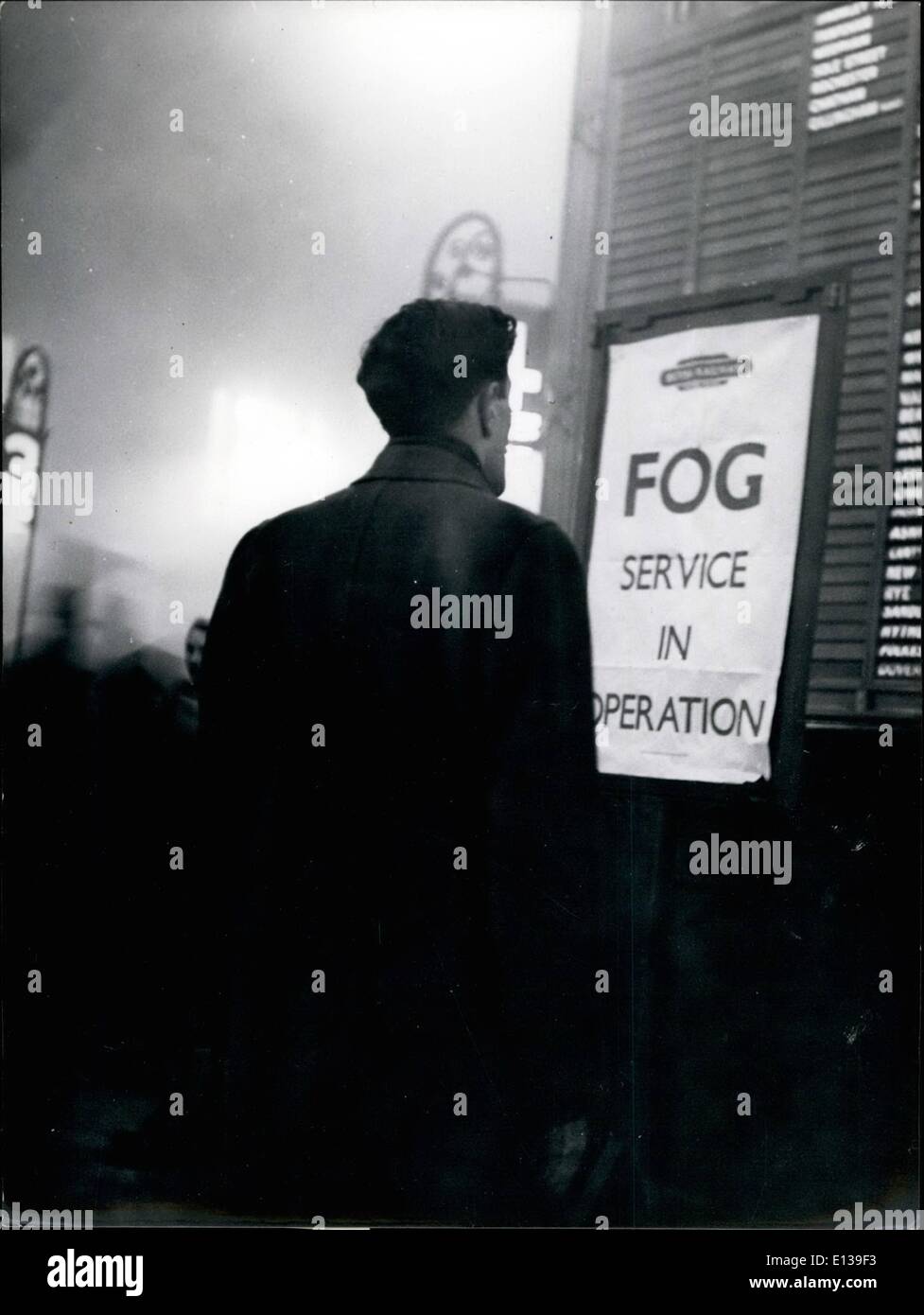 29. Februar 2012 - SMONG und Nebel IN LONDON. Arbeiter in London lebenden in der Suburbe Uhr die Schlüssel für düster zu kommen, wissen Stockfoto