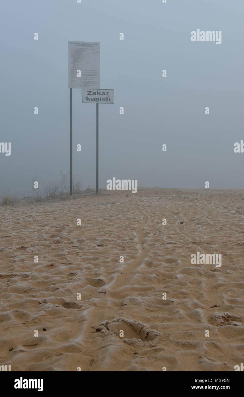 Siczki Stausee Strand am nebligen Morgen, Region Masowien, Polen Stockfoto