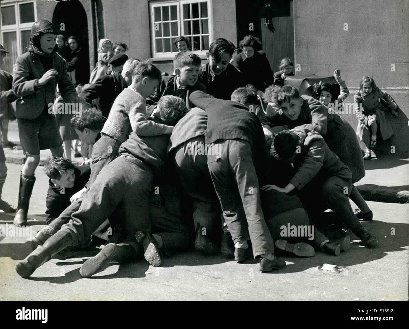 29. Februar 2012 - The Tuttimen of Hungerford: die kämpfenden Heap der Menschheit die folgt aus Orangen und Penis durch die Tutti-Männer zu werfen. Es ist wie eine Rugger Scrum, wie die Kinder für den Preis kämpfen. Stockfoto