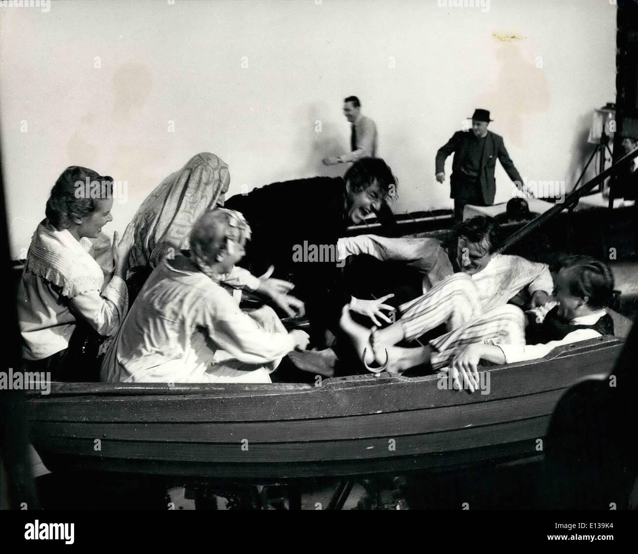 29. Februar 2012 - '' admirable Crichton'' mit der Lehme in ihrem kleinen Boot: In einem Studio Boot in Shepperton, sitzen die gestrandeten Familie Herr Lehm, ihre Magd, ihre Butler, '' The Admirable Crichton'' und '' Tweeny''. Kenneth More, der die Titelrolle spielt, hält den Rest des Ostens in guter Stimmung trotz ihrer Feuchtigkeit durch seine ständigen Witze warten sie alle auf Kamera und Klangeinstellungen. Im Boot sind Cecil Parker als Herr Lehm, Sally Ann Howes als seine Tochter Lady Mary, Gerald Harper als Ernest, Mann-über-Stadt und Jack Watling als John Stockfoto