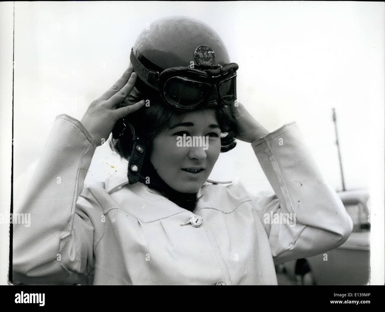 29. Februar 2012 - Sozius: 16-j hrige Margaret Leather von Harrietsham Fahrten Sozius mit ihrem 19 Jahre alten Bruder auf einem 350 0,0-Motorrad. Hier passt sie ihren Helm vor dem Schlafengehen für eine Spritztour. Stockfoto