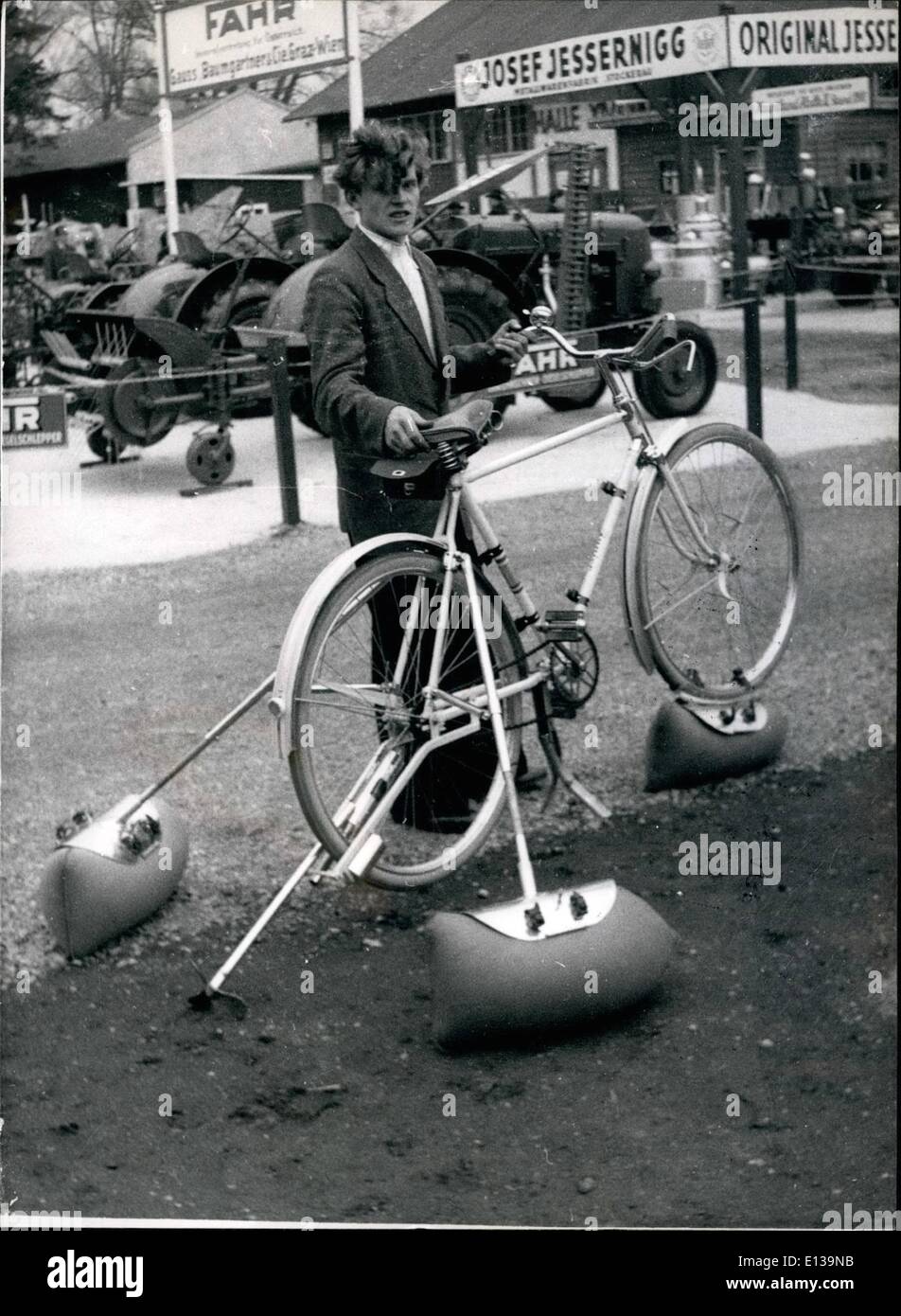 29. Februar 2012 - Einführung der "schwimmenden '' Fahrrad... Neuheit auf der Messe Vienna Spring... Es gibt viele Attraktionen und Neuheiten auf der Wiener Frühling Messe 1950 - und nicht zuletzt von ihnen ist dieses Fahrrad, das auch auf dem Wasser verwendet werden kann... Die Maschine ist mit abnehmbaren Schwimmern - auf die Räder- und ein Propeller - angetrieben vom Hinterrad ausgestattet. Die Umstellung vom Land zum Meer dauert nur wenige Minuten. Stockfoto