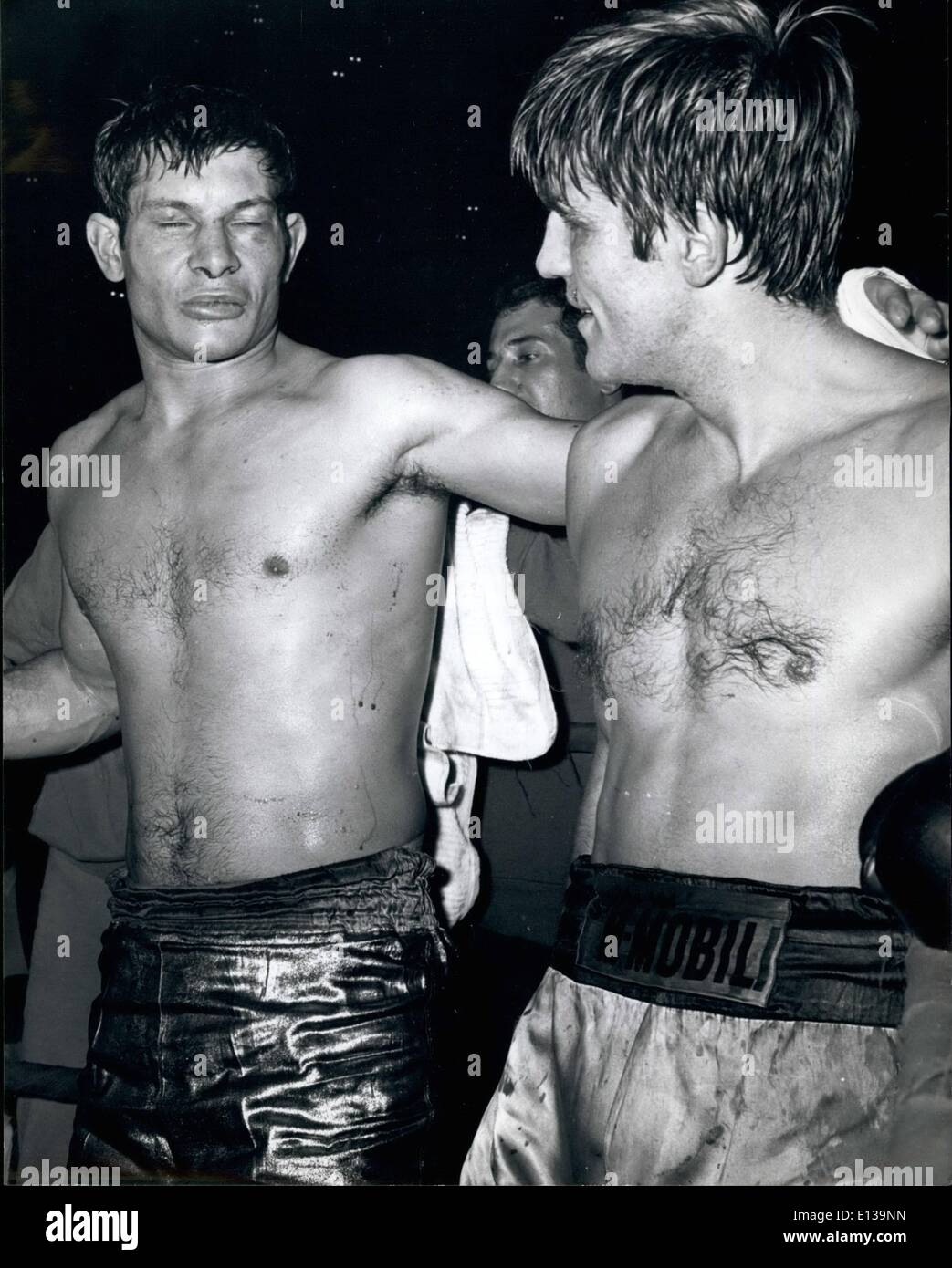 29. Februar 2012 - Rom, Oktober 1966. Boxkampf im Sport Palace in Rom, sondern auch Eleganz Spiel. Italienischer Boxer Nino Benvenuti gestoppt französischen Herausforderer Pascal Di Benedetto am 10. Runde heute Abend und behielt die Europameisterschaft im Mittelgewicht. Benvenuti und Di Benedetto sind zwei sehr modisch Boxer. OPS: Di Benedetto, links und Benvenuti, nach dem Kampf. Stockfoto