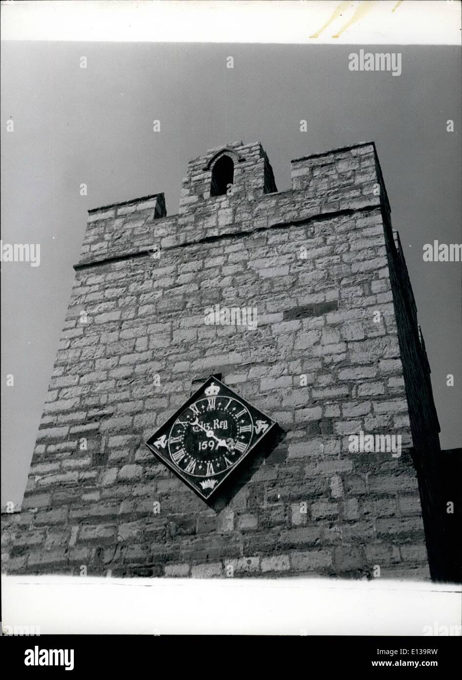 29. Februar 2012 - historische Uhr der Südturm der Kaste Rushen, Castletown, I.O.M. mit der Uhr, die von Queen Elizabeth im Jahre 1597, vorgestellt wurde, wenn sie die Insel während eines Zeitraums von Streit über die rechtmäßige Nachfolge des rivalisierenden Derby Kläger hielt. Die Uhr hat nur drei Räder, noch hält ausgezeichnete Zeit. Stockfoto