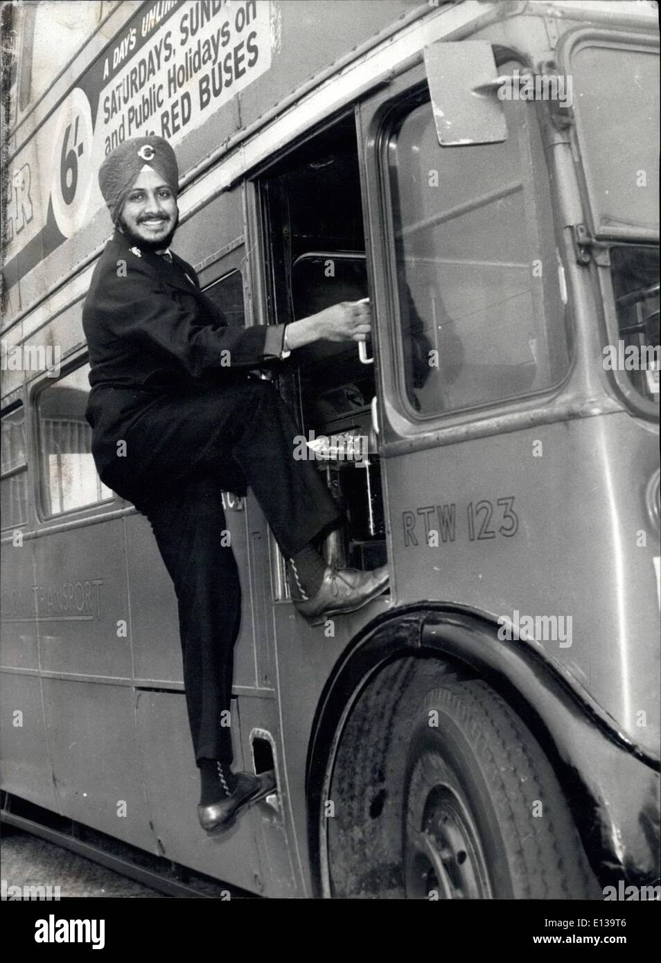 29. Februar 2012 - wird Tarsem Singh Sandhu, die Sikh Busfahrer, der den Wolvershamton Transport Corporation suspendiert wurde, weil er sich weigerte, seinen Turban und Bart, vergossen hat einen Job als Busfahrer von der London Transport gegeben, er der erste Sikh mit Turban und Bart auf Londoner Bussen eingestellt werden. Fotos zeigt Tarsem Singh Sandhu über an Bord ein London-Bus in Chiswick Depot heute. Stockfoto
