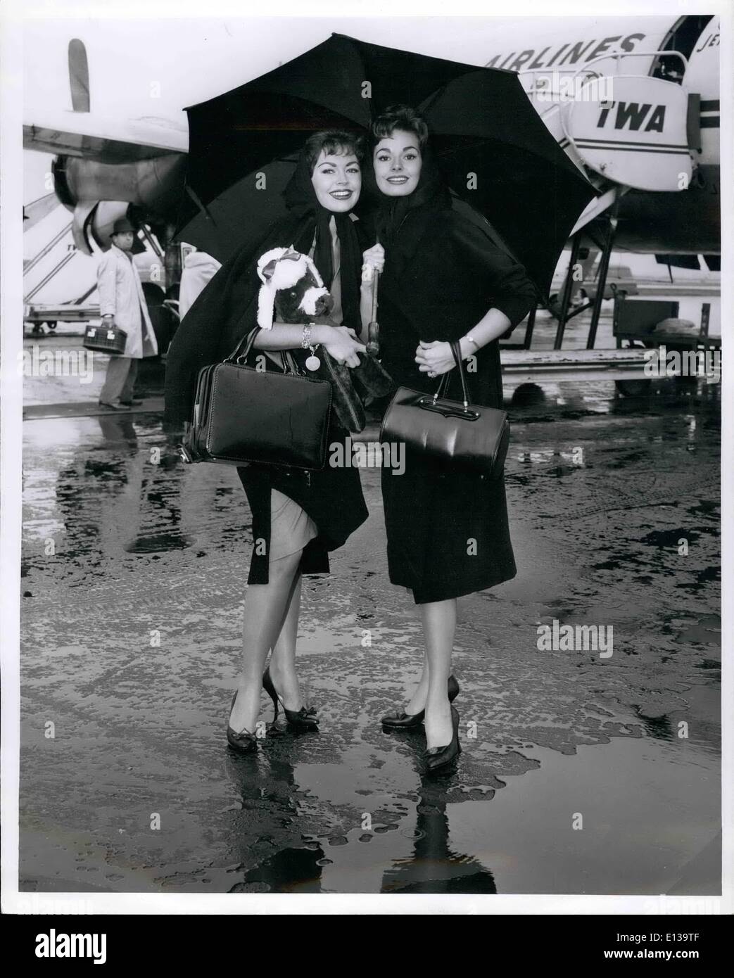 29. Februar 2012 - Idlewild Airport N.Y.,--Schwester ein Likes, Barbara (L.) und Madelyn Darrow, '' Miss Rheingold, 1958'' aussehen, sind gefangen im Regen vor dem boarding TWA-Flug nach Los Angeles... Madelyn war einerseits ihre Schwester aus. Barbara, besuchen Sie ein TV und Film-Schauspielerin, kehrte aus einer kurzen mit ihrer berühmten Schwester. Stockfoto