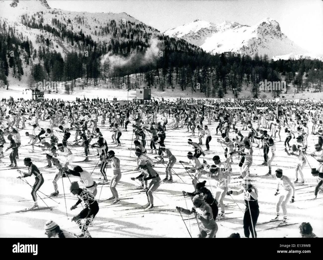 29. Februar 2012 - 11.000 in der Cross Country Skiing. Auf der 22. beteiligte Engadin Skimarathon für Amateure in Graubünden ca. 11.000 Läufer. Unser Bild zeigt die Menge auf dem Weg. Keystone Press Zürich 12.3.90 Stockfoto