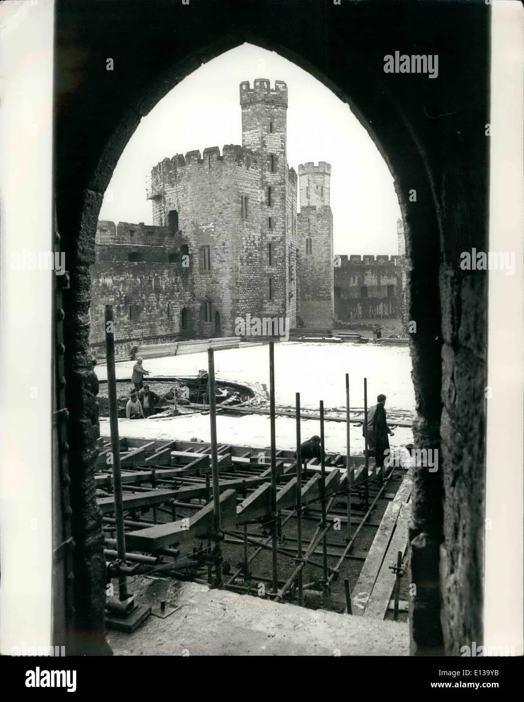29. Februar 2012 - sie haben begonnen Arbeit an Caernarvon Castle.: Vorbereitungen für die Investitur des Prinzen von Wales auf Schloss Caenervon begonnen haben. Trotz Unwetter eine Kraft der Arbeiter arbeiten, um einen Plan, der mit den abgeschlossenen Ständen, Plattformen, Gehäuse und andere Geräte eine staatliche Aufgabe, mit seiner Palette von Pracht und Prunk, gehärtet mit dem Stil der heutigen Zeit endet Stockfoto