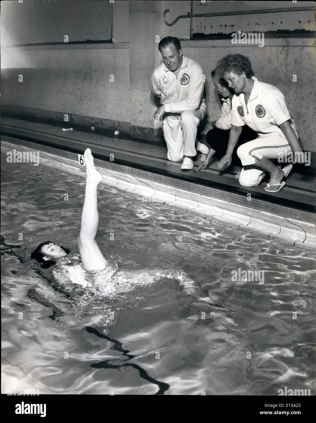 29. Februar 2012 - Wasserratten training für das Ballett.: Sychonished-Schwimmschulen - Schulen für Wasser Ballerinas haben schon seit Jahrzehnten bekannt in anderen Ländern, aber die Idee hat nie in Großbritannien bis heute gefangen. Die Idee nach Großbritannien zu bringen kam Dawn Zagjak während sie Synchonished schwimmen in Hollywood studierte. Die Anfänger sind entweder Nichtschwimmer oder sehr wenig Wissen des Schwimmens. Der Verein setzt sich aus einer gemischten Gruppe von vielfältigen Fähigkeiten und Alter - der jüngste sind sieben-jährigen Betrieb mit dem Seymour Hall schwimmen Batha in London Stockfoto