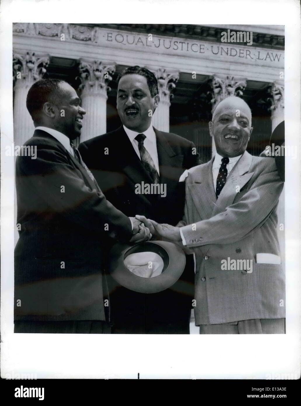 29. Februar 2012 - unten einen langen Weg zur Gerechtigkeit: Thurgood und Kollegen Rechtsanwälte George E.C. Hayes (links) und James M. Nabrit freuen sich Stockfoto