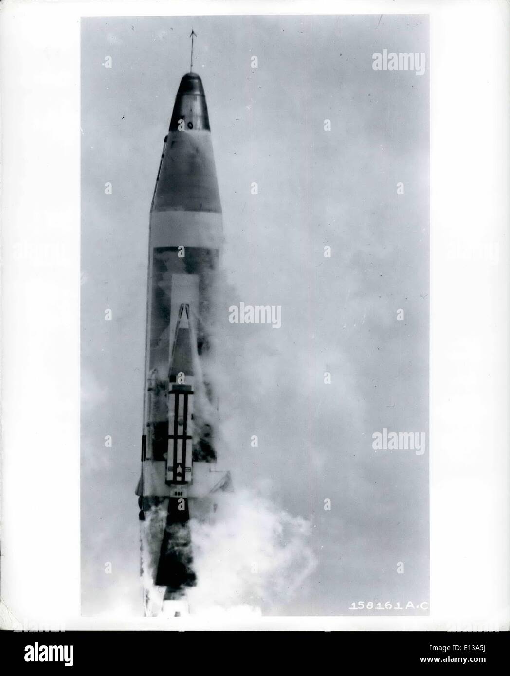 29. Februar 2012 - in den Florida-Himmel aufsteigt aus der Startrampe bei der Air Force Missile Test Center in Cape Canaveral, Florida, A US Air Force '' Atlas'' Interkontinentalrakete während Bestandteil einer Reihe von Test-Zündungen gezeigt wird. Der "Atlas '' ist in der Entwicklung für die Luftwaffe von Convair Division, General Dynmidos Corporation. Bitte die Credit: '' offizielle U.S. Air Force Photo " Stockfoto