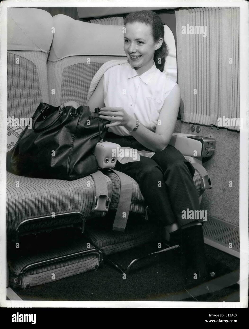 29. Februar 2012 - Red - Haired Schauspielerin Piper Laurie gräbt tief für etwas in ihrer Handtasche an Bord TWAs Jetstream vor einem Los Angeles Flug. Pfeifer kehrt zurück nach Hollywood, um ein neues Bild in Angriff. Stockfoto