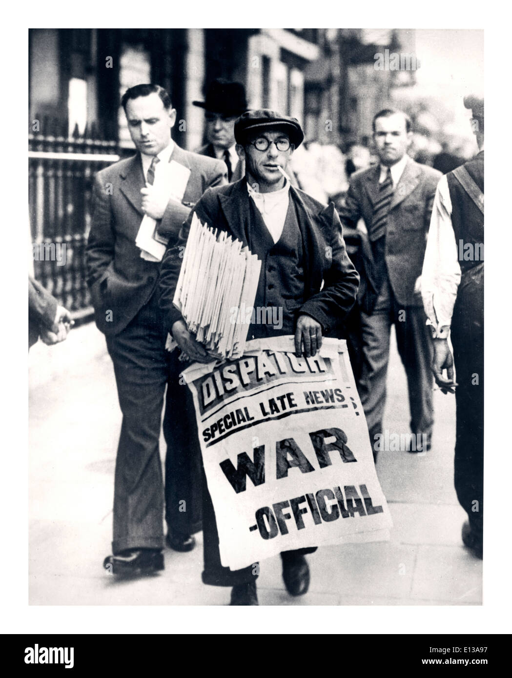 1939 News Anbieter für The London Dispatch Tnewspaper holding Plakat kündigt den offiziellen Beginn des Krieges in Großbritannien Stockfoto