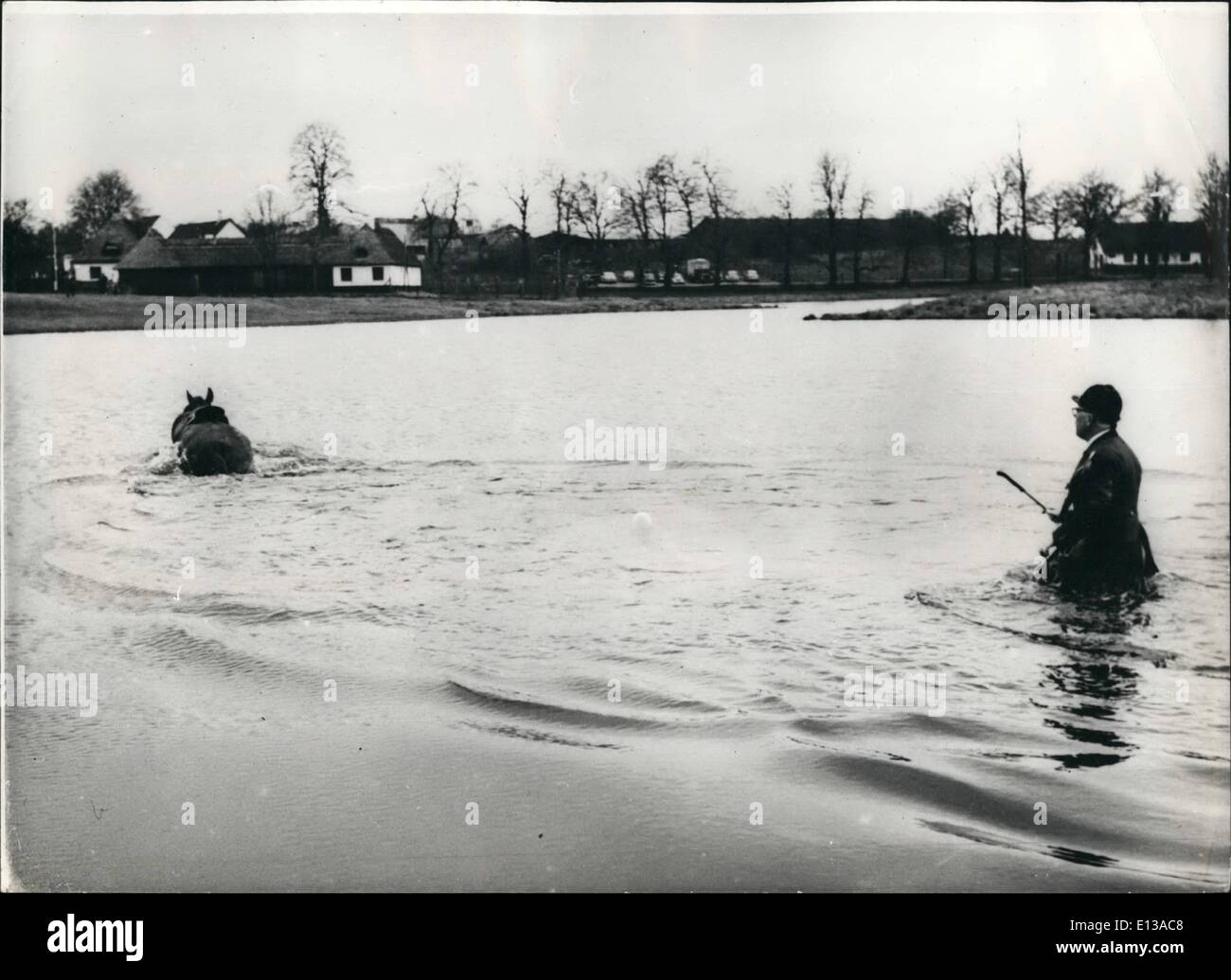 29. Februar 2012 - er ist '' All at Sea'' ist der Arzt. Reitverein in Kopenhagen halten seine jährlichen jagen vor kurzem, die Organisatoren und Mann, zur Verfügung gestellt, die schwierige Hindernisse und Route Dr.Gerhard Roenie war selbst in der führenden Position im Rennen, aber war plötzlich von seinem Pferd in einem nahe gelegenen Teich geworfen, und musste nach Hause gehen, denn er mit seinem Reittier aufholen konnte. in der Tat war er '' alle auf See ''... Foto zeigt der Berg weiter wandern und Dr.Roenne hat nichts anderes übrig, über den großen Teich zu folgen. Stockfoto