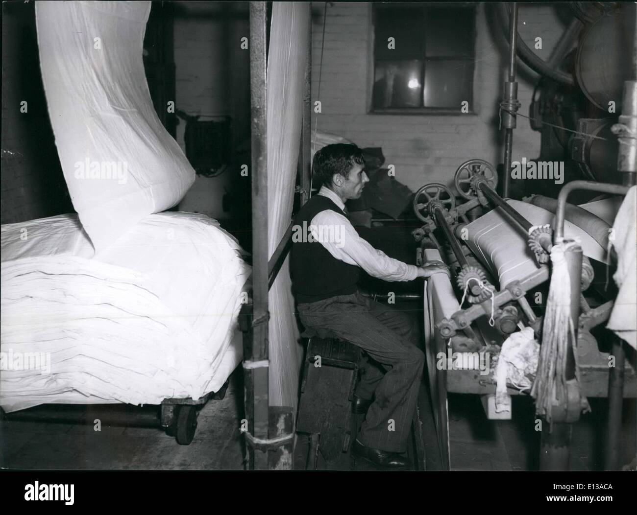 29. Februar 2012 - Leinen für die Welt: Leinen in den Prozess der Kalandern, Maschine von William Morrison im Whiteboy bleichen Co. Belfast betrieben. Stockfoto