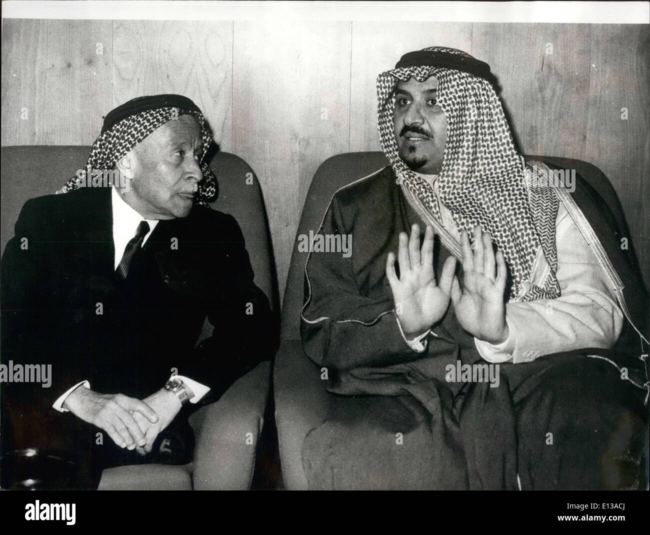 29. Februar 2012 - Saudi Verteidigungsminister in Jordanien. Der Saudi Minister für Verteidigung und Luftfahrt, Prinz Sultan Ben Abdul Aziz (rechts), im Bild mit der jordanischen stellvertretender Ministerpräsident und Verteidigungsminister, Herr Ahmad Touquan, nach der Ankunft in Amman des Saudi-Ministers für drei Tage nach Jordanien besuchen. Stockfoto
