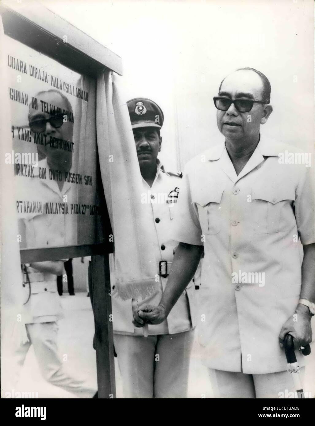 29. Februar 2012 - eröffnet stellvertretender Premierminister von Malaysia Armada Basis in Labuan. Stellvertretender Ministerpräsident, eröffnet Tun Abdul Razak von Malaysia Rmaf Base in Labuan. Bild zeigt ihn Enthüllung einer Gedenktafel zum Gedenken an. Hinter ihm welch Kommandant der Basis, Flügel-Kommandant s.p. Stockfoto