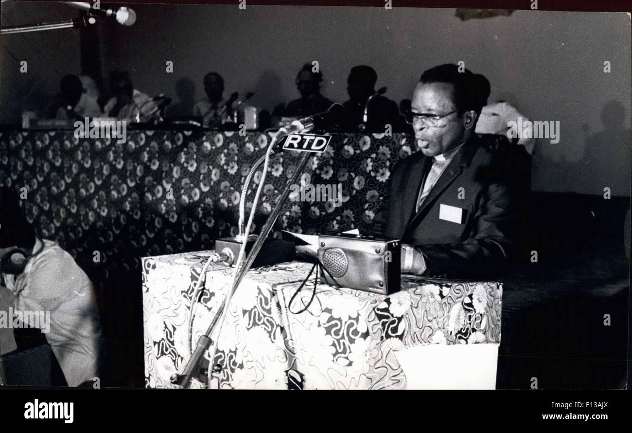 29. Februar 2012 - außerordentliche Sitzung des Ministerrats OAU, Dar Es Salaam, Tansania. Bischof Abel Muzorewa, befasst sich mit die außerordentliche Sitzung der Präsident des afrikanischen Nationalrates (einheitliche Rhodesian afrikanischen nationalistischen Bewegung). Stockfoto