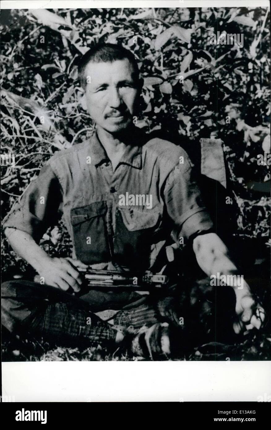 29. Februar 2012 - japanische Soldaten übergaben nach Holding, 29 Jahre In Jungle: Hiroo Onoda, eine japanische dem zweiten Weltkrieg Würger, wollte nicht aufgeben, bis er von seinem Vorgesetzten Offiziers, dazu Bestelleingang und statt-Out seit 29 Jahren im Dschungel der Lubang Insel der Philippinen, wurde zurück nach Tokio geflogen, nach seinem ehemaligen Kommandanten ihn überredete zu ergeben. Der 2. Leutnant, lebte auf Bananen und Kokosnüsse, abgesehen von, was er von den Islanders Lubang gestohlen werden könnte ist 52 Jahre alt und gesperrt Stockfoto