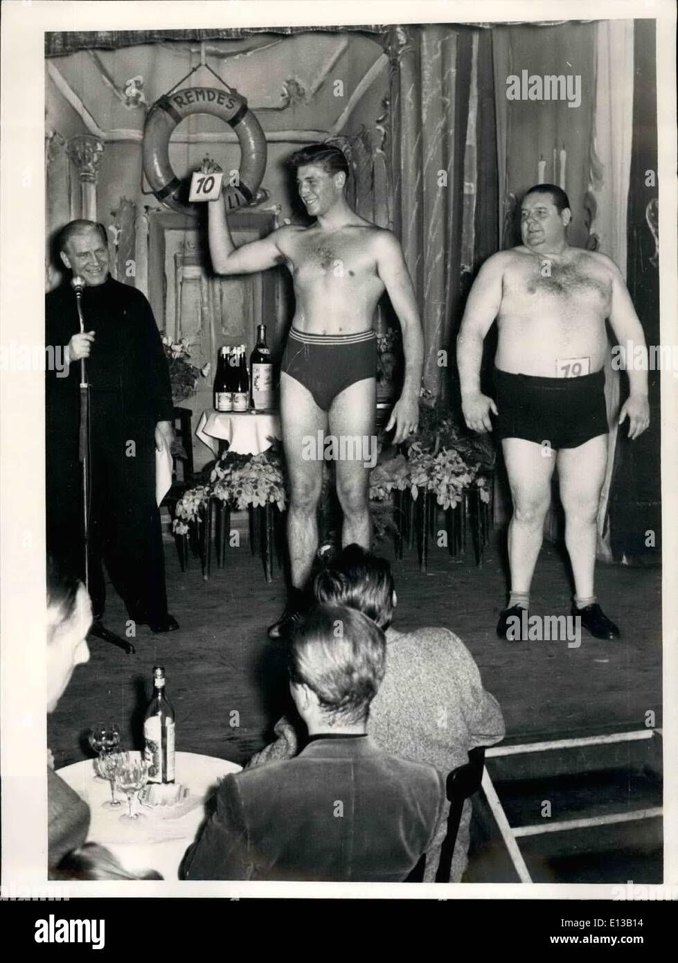 29. Februar 2012 - ist Mister Berlin ein "Engel." Mister Berlin 1953 wählte man in der Berliner Diskothek '' St. Pauli." Wolfgang Engel ist sein Name. (Engel ist Angel Englisch) Er ist 24 Jahre alt und ist ein Koch von Beruf. Er ist auch ein ehemaliger Amateur-Box-Champion. Er ist pictu Stockfoto