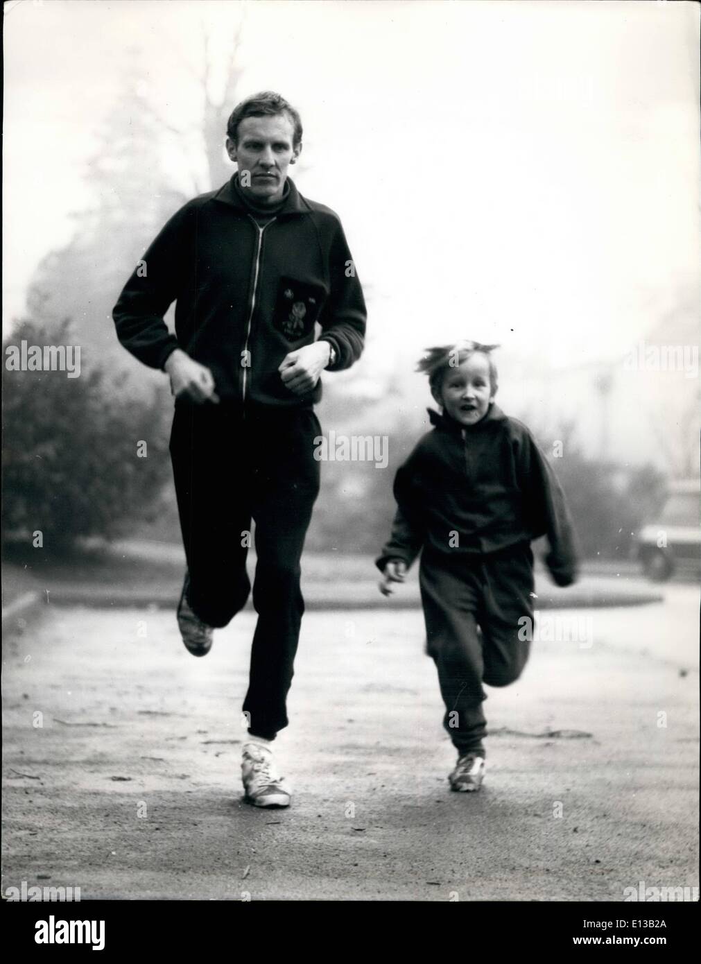 29. Februar 2012 - schließt sich Training für seinen Versuch auf die 3.025 Trans Amerika laufen Weltrekord, britischer Leichtathlet Bruce Tulloh, 32 - sein sechs Jahre alte Sohn Clive ihm in der Ausbildung. Stockfoto