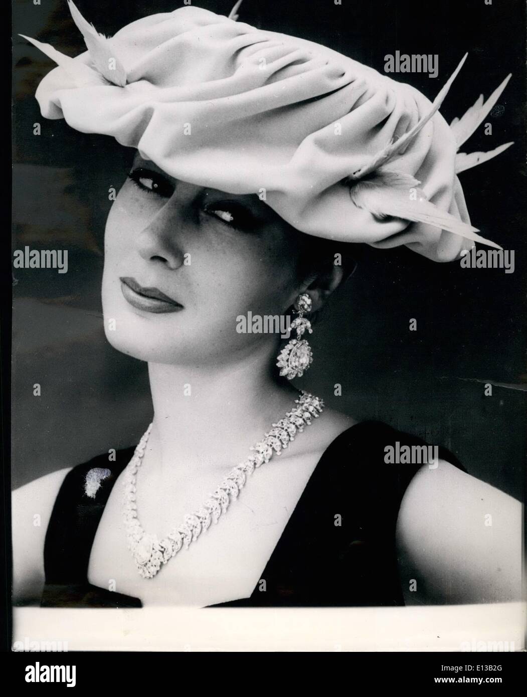 29. Februar 2012 - Herbst 55: Kleine Hüte werden werden aktuell: mit dem Ansatz des Herbstes, die großen Meister der Paris Fashion beginnen ihre Geheimnisse zu lüften. Hier ist ein Hut in türkischen blau cor Duroy mit 4 Federn Vögel im gleichen Ton. Obligatorische Erwähnung: entworfen von Jacques Fath. Stockfoto