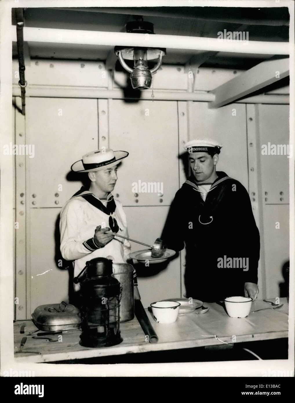 29. Februar 2012 - gehen Vorbereitungen in Chatham für den Ostertagen Marine - voran die Feier des fünfzigjährigen Bestehens der königlichen Marine Barracks enthält. Keystone Foto zeigt - in der Ausrüstung von Ffifty Jahren gekleidet - Links 'Boy' John Willsher von Morden Gerichte Stoker Sidney Goodall von Waltham Abbey - während der Vorbereitungen am Chathan für Marine Ostertage, Stockfoto