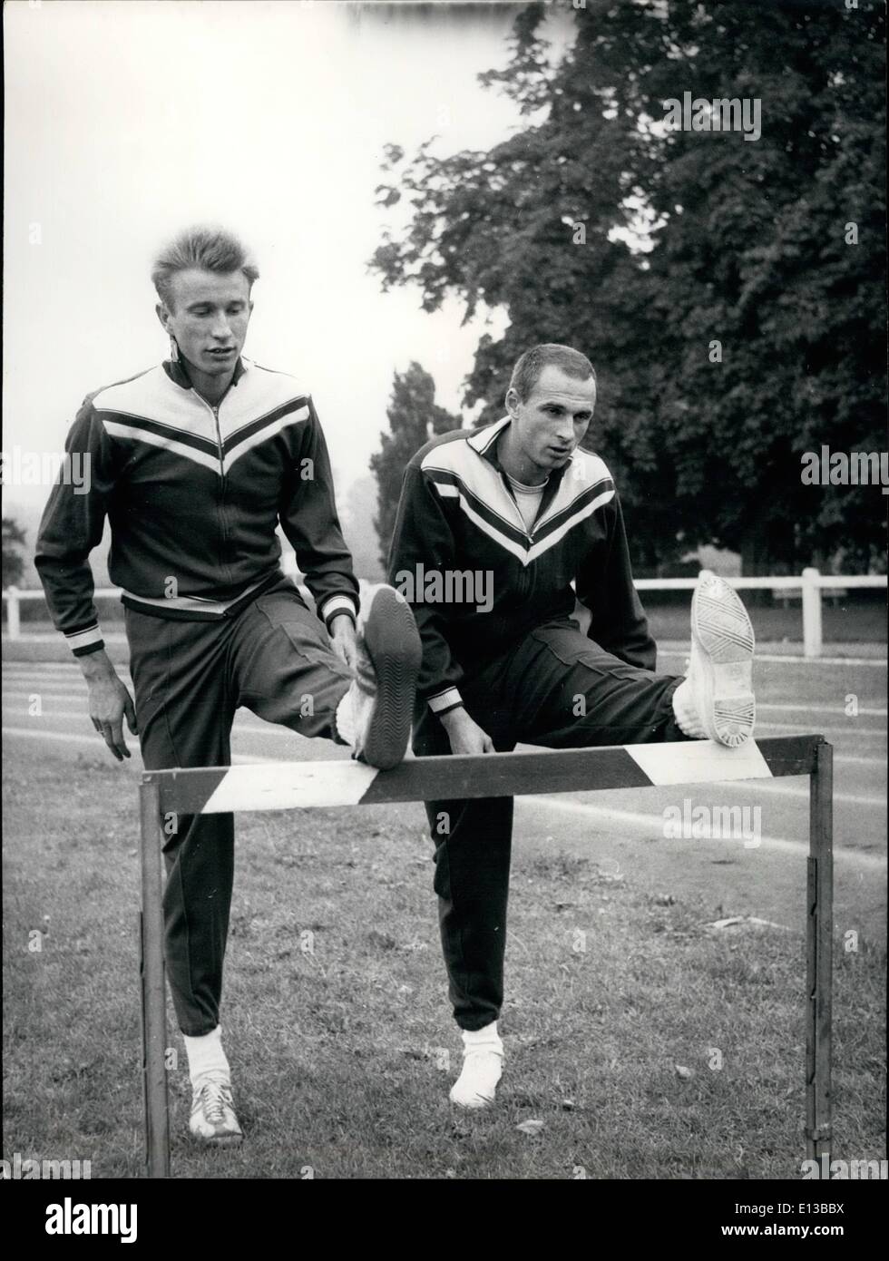 29. Februar 2012 - einen Tag vor den französisch-russischen sportlichen Wettkämpfen, wurden die sowjetischen Sportler eine Ausbildung auf einem Paris Stadion. OPS / sowjetische Athleten TCHISIWIEYAleft) und Anatoli MIKRAILOV, Spezialisten der 110 Meter Hürdenlauf, unter Training. Stockfoto