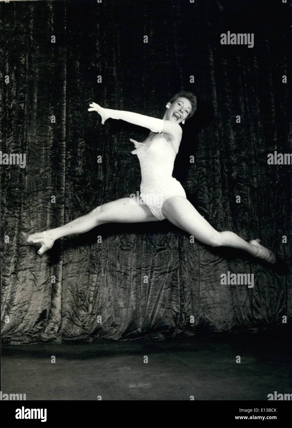 29. Februar 2012 - voll von Lebensfreude, Estella Sloan springt über die Bühne. Ihre Sprünge sind zeitlich festgelegt, so dass sie nie einen Schlag als She-Land Missess. Stockfoto