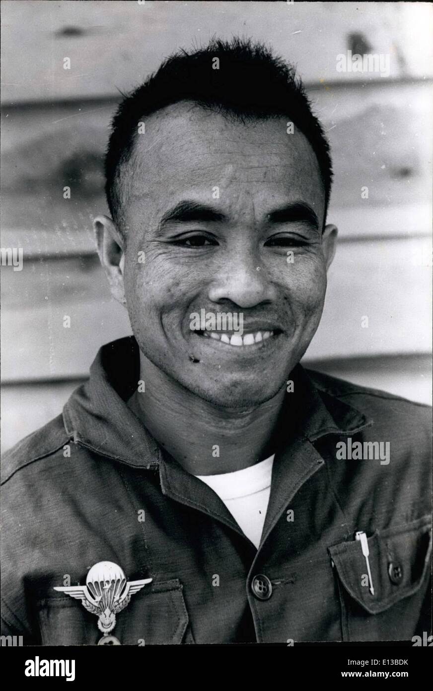 29. Februar 2012 - allgemeine Kong Le, Führer des Coups 9. Juni 1960 die neutralistische deren Männer die kommunistische Pathet Lao kämpfen. Er ist 33 Jahre alt, steht nur 5ft.1in und wiegt 115lbs Stockfoto