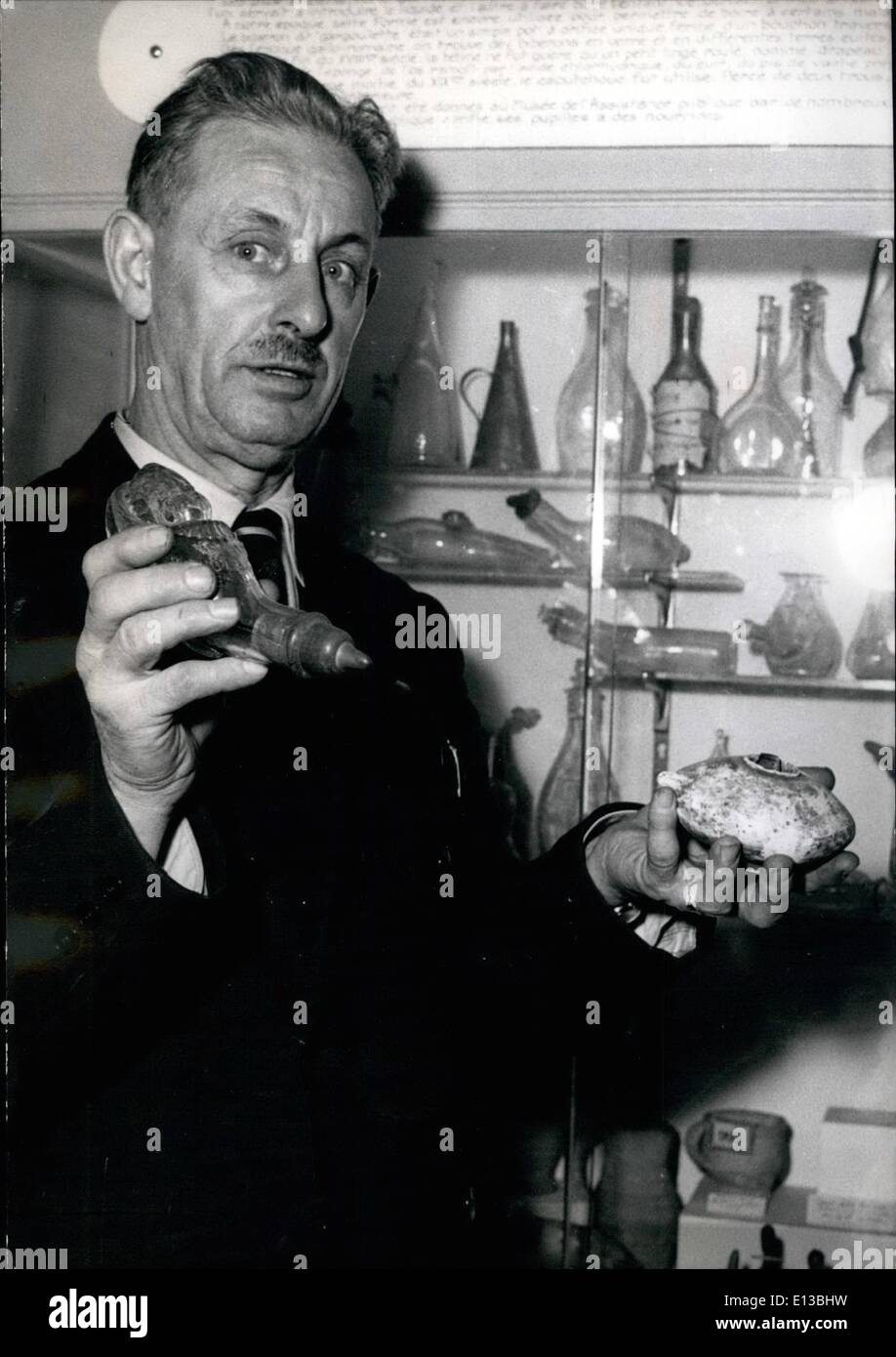 29. Februar 2012 - ist diese Flasche mehr als 1000 Jahre alt. Im Museum der öffentlichen Unterstützung, die kürzlich in Paris eröffnet, sind die ungewöhnlichsten Elemente in der Apotheke Geschichte ausgestellt. So diese Fütterung die Flasche wie unter der Herrschaft der merowingischen Könige genutzt. Stockfoto