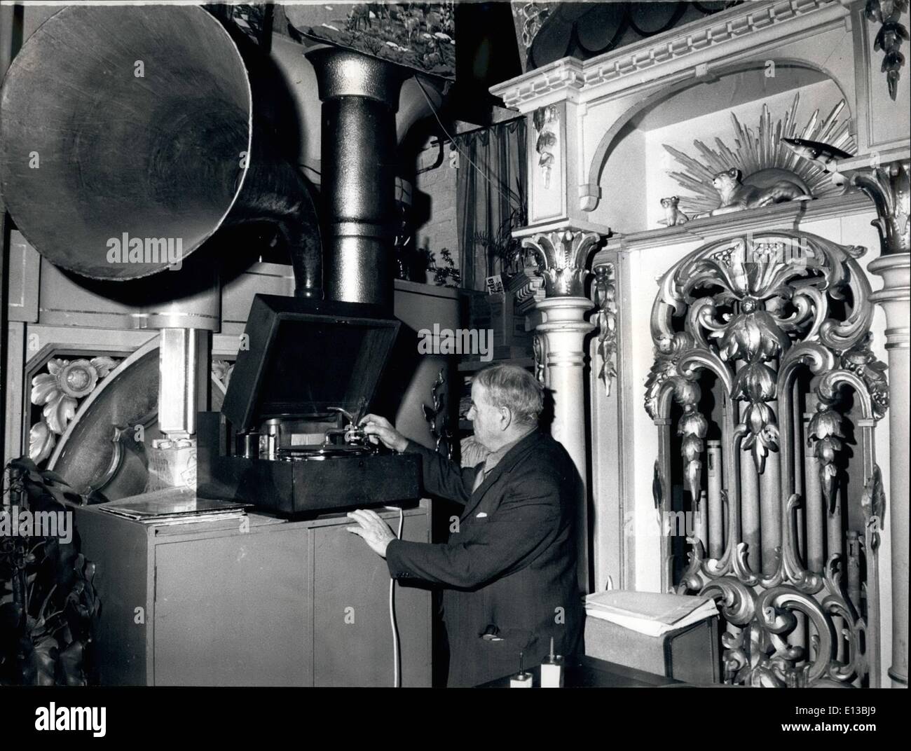 29. Februar 2012 - eine Hand gemachte EMG Grammophon, von der Mitte 1930, komplett mit der gigantischen Horn, eines Charles am meisten geschätzt Besitzungen. Stockfoto