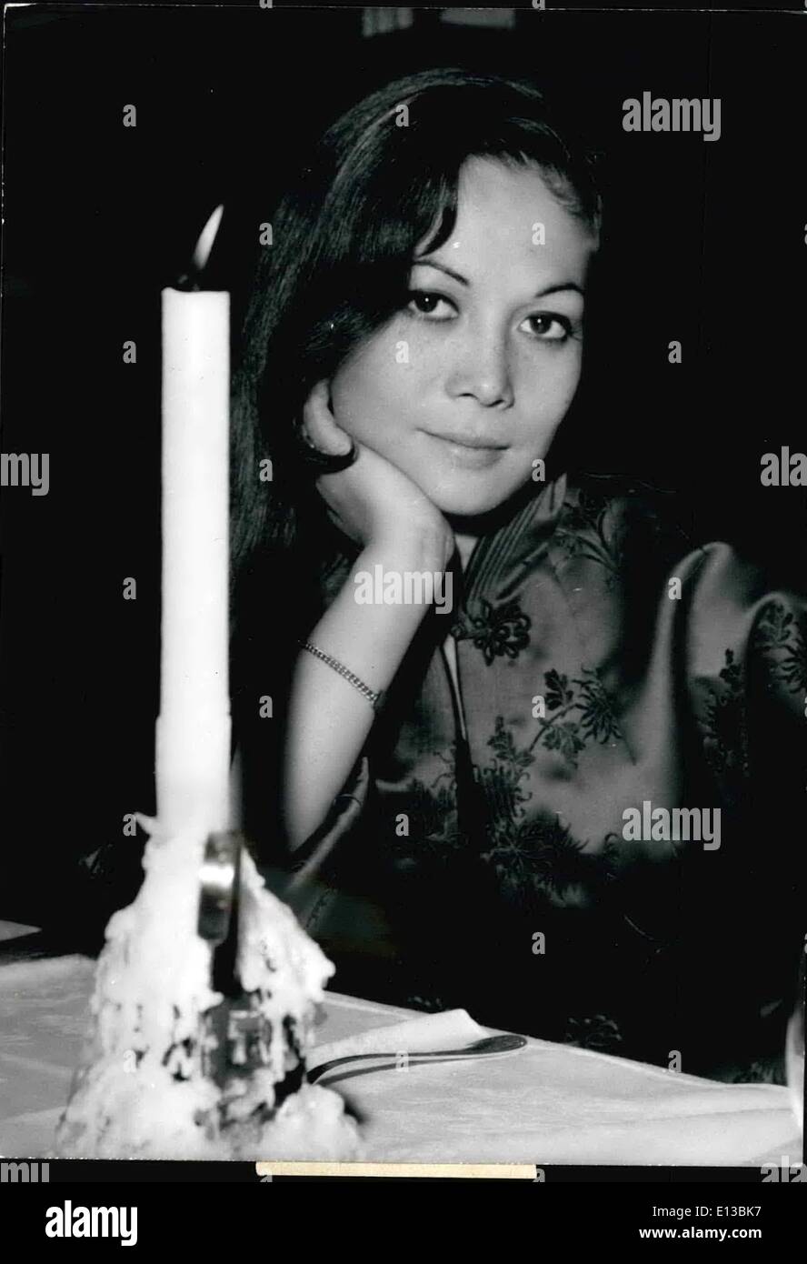 29. Februar 2012 - Nancy Kwan sehen Sie Paris bei Nacht. Nancy Kwan, der schönen Dolmetscher der Ray Stark Film The World of Suzie Wong, kamen letzte Nacht in Paris, wo sie sich um die Premiere des Films innerhalb von einigen Tagen kümmert, nahm ihr erstes Abendessen letzte Nacht in den Paris Kabarett: das Bada-Club. OPS: Nancy Kwan im Bild gestern Abend für ihre erste Nacht in Paris. 140361 Stockfoto