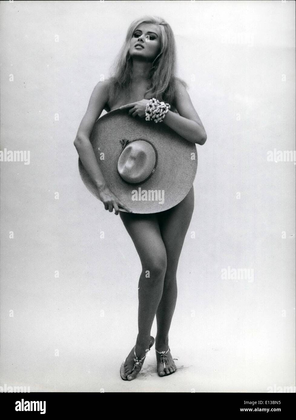 29. Februar 2012 - Rom, Oktober 1965 = Joseph E. Levine des '' PARANOIA'' ist eine dreiteilige romantischen Satire starring Marcello Mastroianni und Pamela Tiffin, Virna Lisi, Catherine Spaak, Mastroianni erscheint in der Setments. Pamela TIFFIN, 23-Year-Old Model und Filmstar; ist die erste amerikanische Schauspielerin gegenüber 2000 Casanova Star '' Marcello Mastroianni. In diesem Film macht '' Paranoia'' Miss Tiffin eine überraschende und erfrischende Veränderung in ihrem Bild Stockfoto