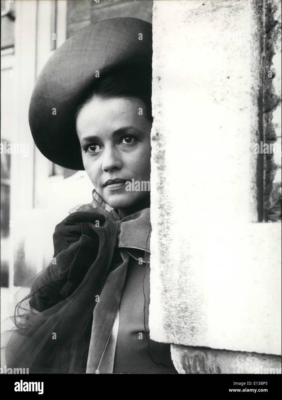 29. Februar 2012 - Jeanne Moreau filmt die erste Szene des "Mata Hari" des Palais d ' Orsay: die berühmte französische Star, Jeanne Moreau hat ihre Ferien zu gehen nach Paris, um die Szene für ihren neuen Film "Mata Hari" schießen unter der Leitung von Jean-Louis Richard (Ex-Ehemann) aufgegeben. In diesem Film wird sie sechzehn Kleider der Periode erstellt von Pierre Cardi und acht Differenct er Stil 1917 Hüte tragen. Fotos zeigt der berühmte Spion Mata-Hari (Jeanne Moreau) in einer Szene aus dem Film heute Nachmittag des Palais d ' Orsay erschossen. Stockfoto