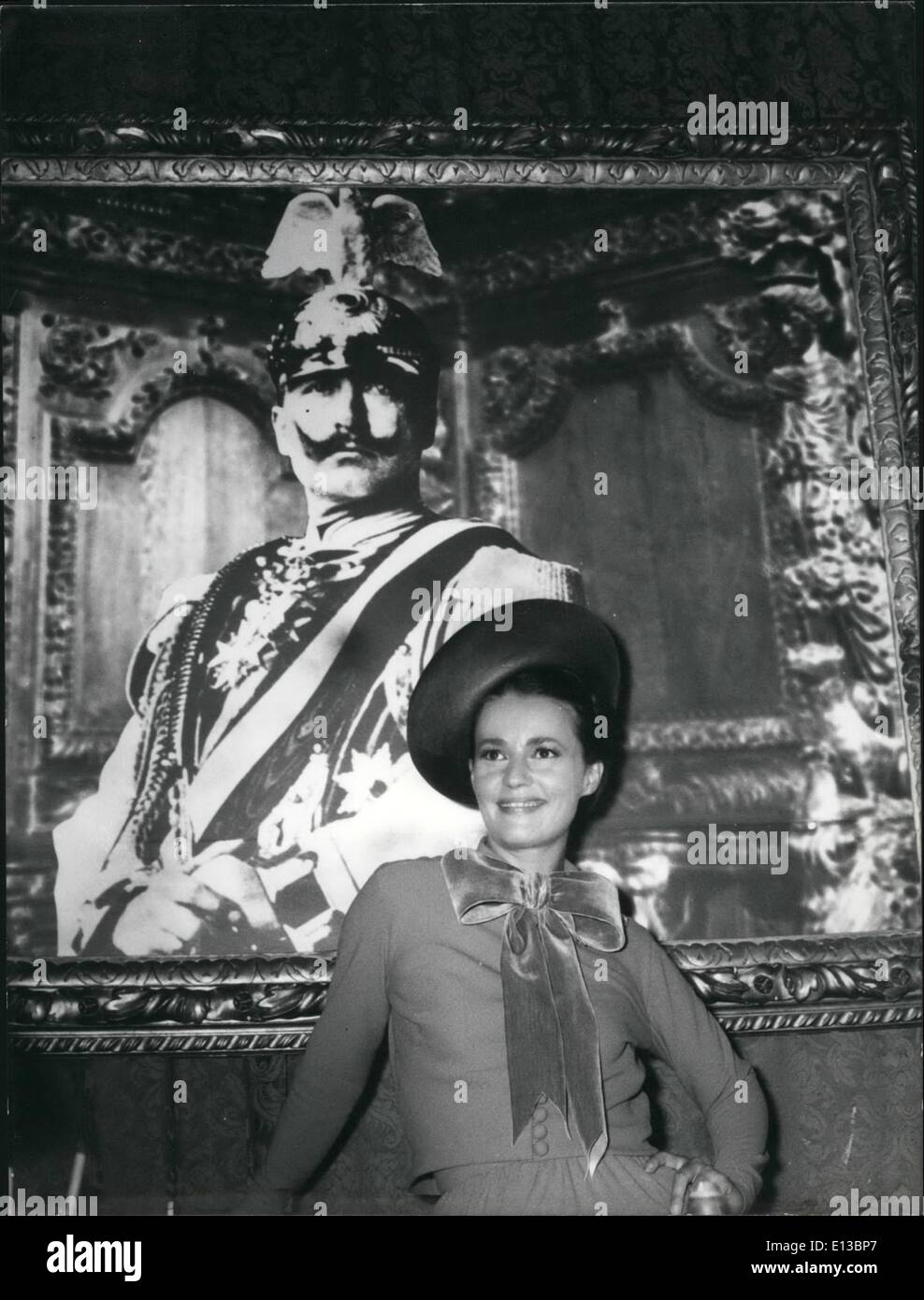 29. Februar 2012 - Jeanne Moreau filmt die erste Szene des "Mata Hari" des Palais d ' Orsay: die berühmte französische Star, Jeanne Moreau hat ihre Ferien gehts zu Paris Tos Schrei die Szene ihres neuen Films "Mata Hari" unter der Leitung von Jean-Louis Richard (Ex-Ehemann) aufgegeben. In diesem Film wird sie sechzehn Kleider der Periode erstellt von Pierre Cardi und acht Differenct er Stil 1917 Hüte tragen. Fotos-Shows in der ersten Szene des Films erschossen im Palais d ' Orsay "Mata Hari" (Jeanne Morcau) fotografiert vor einem Bild des Kaisers Willhelm II. Kaiser) Stockfoto