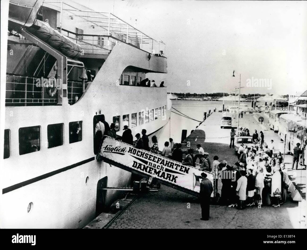 29. Februar 2012 - alle an Bord für billige Lebensmittel westdeutsche Käufer jetzt an Bord des Schiffs dazu ihre billig einkaufen gehen wie in diesem Bild gezeigt, die im Hafen von Travemünde getroffen wurde-die fährt täglich im '' gratis '' Wasser erlauben Passagieren, Butter und anderen Lebensmitteln bei 20 % billiger als auf dem Land zu kaufen. Stockfoto