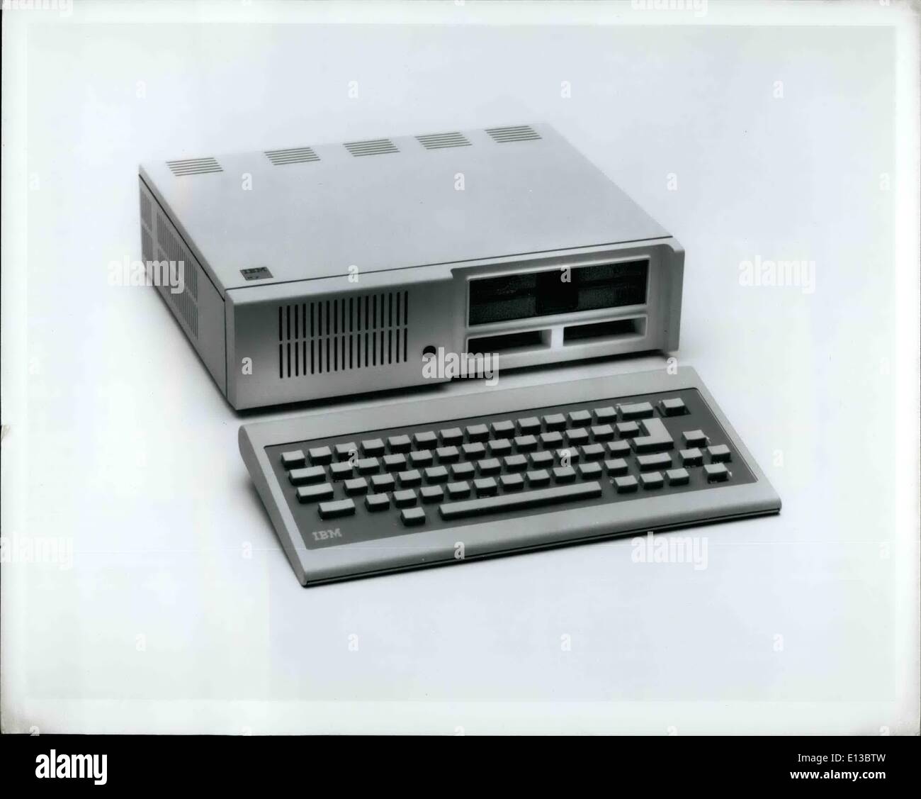 29. Februar 2012 - ist The IBM PCjr der neueste und günstigste Firmenrechner. Die Version, die die obigen Funktionen 131.072 Zeichen des User-Speicher, eine 368 640 Zeichen Diskettenlaufwerk, zwei Programmplätze Patrone und eine kabellose, Infrarot-Tastatur. Es kann an einen Fernseher oder Farbe Monitor angeschlossen werden. Bei Verwendung mit IBMs neues Disk Operating System 2.1, ist dieses Modell kompatibel mit vielen Diskette Programmen für IBM-PCs zur Verfügung. Es ist zum Preis von 269 auf IBM Product Centers. Das Einsteiger-Modell mit 65.536 Zeichen des User-Speicher und ohne das Diskettenlaufwerk wird bei 69 festgesetzt. Stockfoto