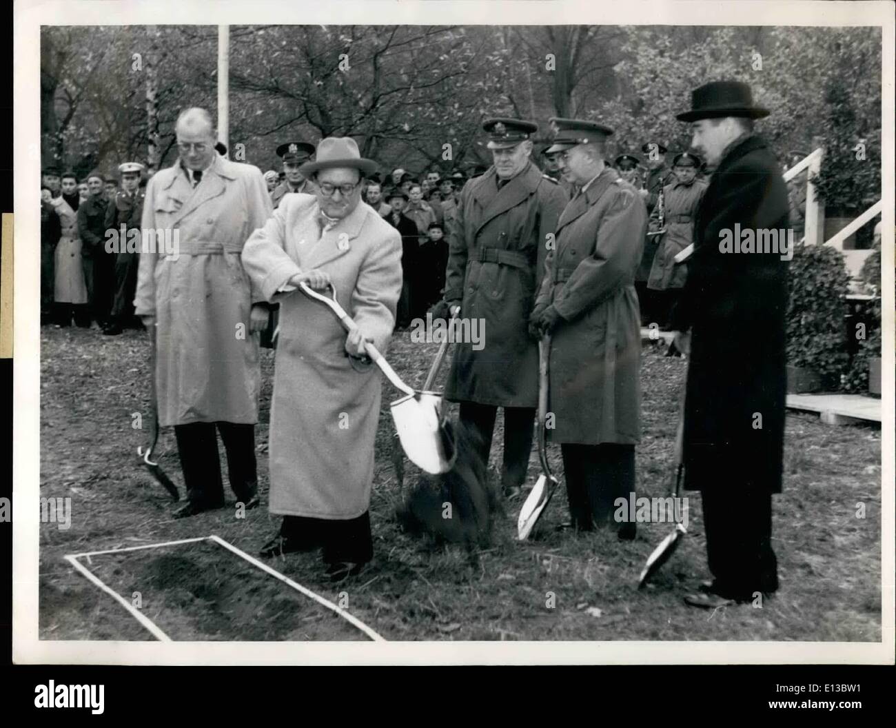 29. Februar 2012 - schneiden Sie die erste mit einem Spaten für die neue amerikanische Siedlung in Darmstadt. Bild zeigt Dr. Zinn Oberbürgermeister Dr. Engel, allgemeine Hennin, Generalkonsul Pigott. Stockfoto