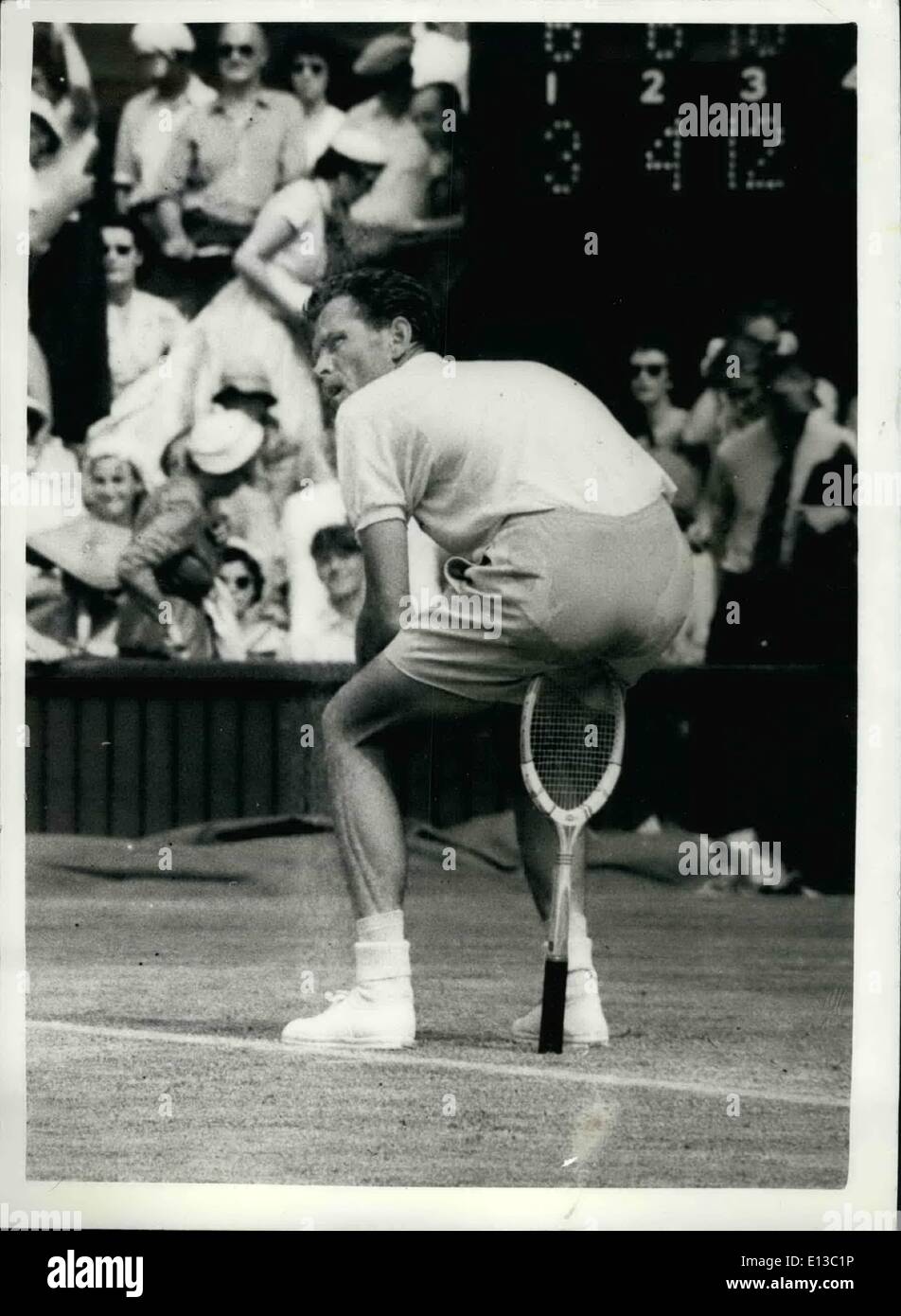 29. Februar 2012 - Wimbledon Championships sechsten Tag. Patty ruht auf seinen Schläger. Budge Patty ruht auf seinen Schläger zwischen seinem 2 1/4 Stockfoto