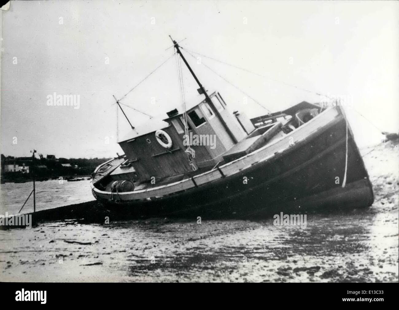 29. Februar 2012 - MYSTERY Schiff eine QUEERE kleine SHIPsTHE grau GARET. BASIEREND AUF GIBRALTAR, ABAWDONNED WAR A NÄHEN VOR TAGEN VON IHRER CREW NACH DIE LADUNG ENTLADEN WURDE UND SEITDEM AUFENTHALTE AN %A CALE DU MOUSTOIR VERANKERT. AM DELTA VILAING FLUSSES (SÜDLICHE BRETAGNE) EINE NEUE PHANTOM VERSENDEN? Stockfoto