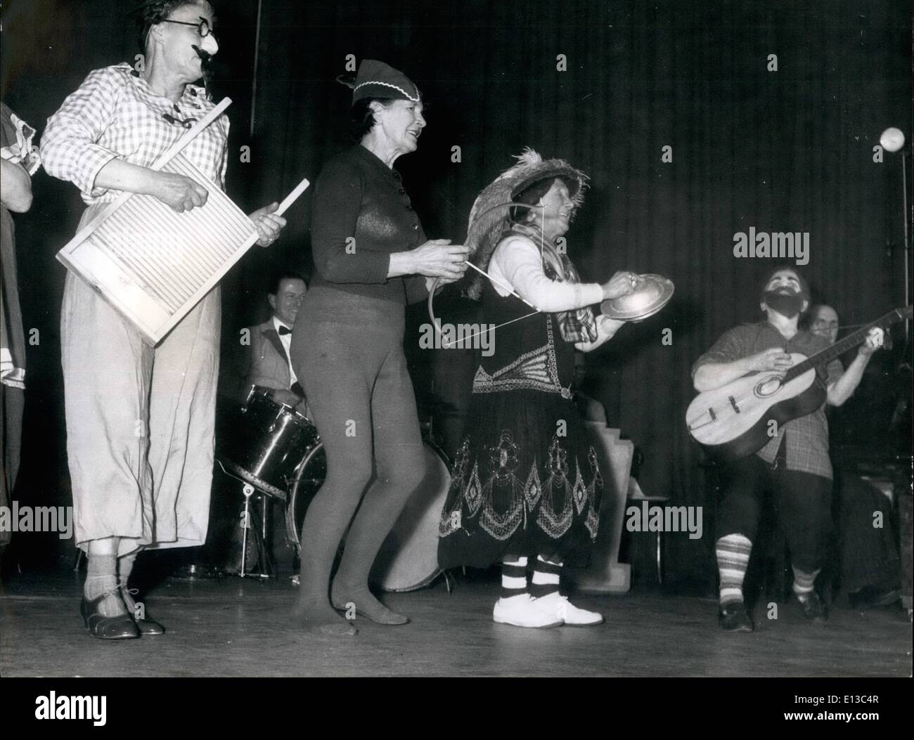 29. Februar 2012 - The Skiffling Charladies: Mitglieder der '' glühenden fünf '' die Chars im Rhythmus während des '' Frau Mopps Ball'' gehalten... Frau Mopp geht Gay: Kapern an der Charladies Kugel: Ihrem Schreibtisch ein bisschen staubig eines Tages letzte Woche war oder war es ein klein wenig Asche links auf dem Teppich? Wenn ja, nicht die Schuld der Char. Sie war wahrscheinlich ein bisschen pro belegt in dieser Nacht Stockfoto